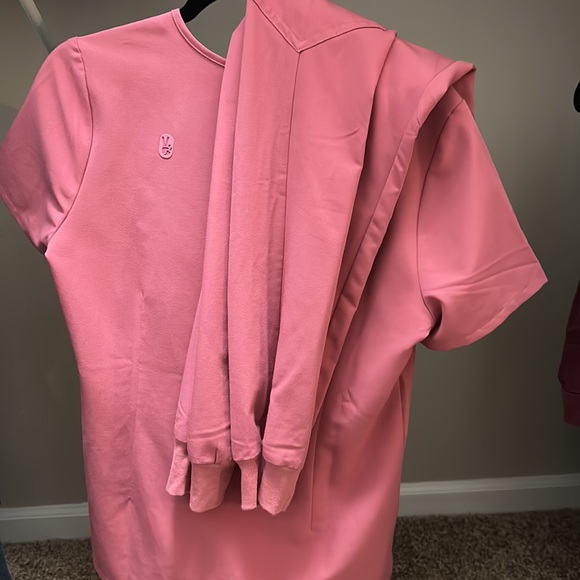 LIMITED EDITION BREAST CANCER PINK FIGS SET: one pocket top and kade pant - Picture 3 of 6